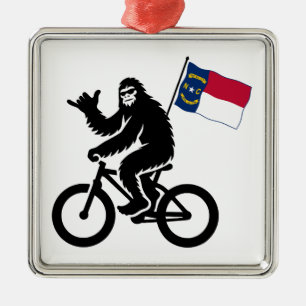 Ornement Carré Argenté Bigfoot Cyclisme Drapeau de Caroline du Nord