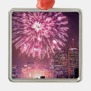 Ornement Carré Argenté Boston saute des feux d'artifice spectaculaires !