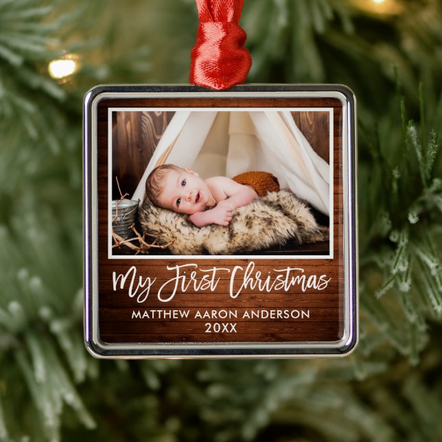 Ornement Carré Argenté Brush Script Rustic Wood Baby First Christmas (Arbre)