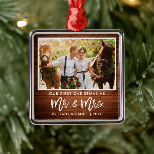 Ornement Carré Argenté Brush Script Wood First Christmas Mr et Mrs. (Arbre)