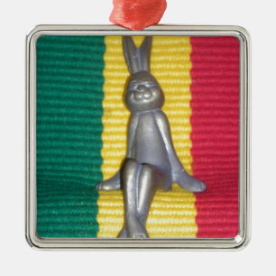 Ornement Carré Argenté Bunny à Rasta Couleurs : Une touche d'art Super