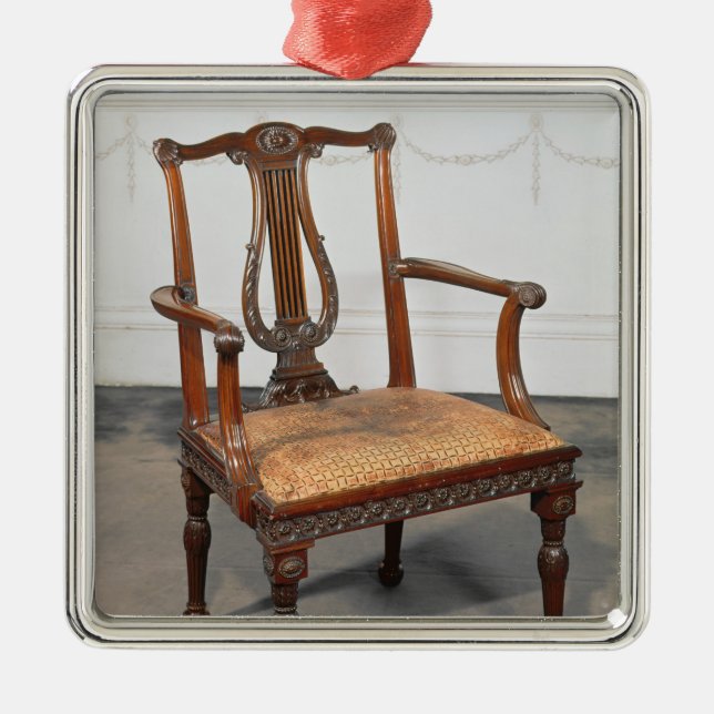 Ornement Carré Argenté Chaise découpée de lyre-de retour, fournie par (Devant)