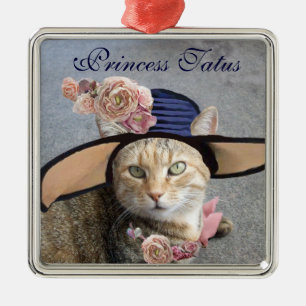 ORNEMENT CARRÉ ARGENTÉ CHAT ÉLÉGANT AVEC GRAND CASQUETTE DIVA, ROSES ROSE