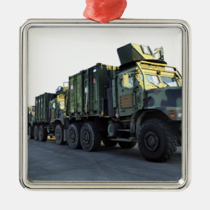 Ornement Carré Argenté Des camions blindés sont assis sur la jetée à More