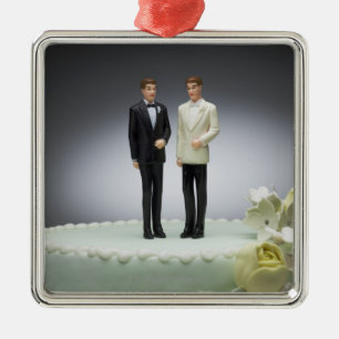 Ornement Carré Argenté Deux figurines de marié sur le gâteau de mariage