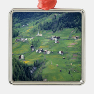Ornement Carré Argenté Europe, Italie, Alpes Dolomites. Ce petit village