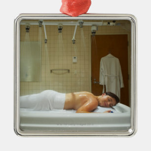 Ornement Carré Argenté Femme appréciant l'hydrothérapie dans la douche
