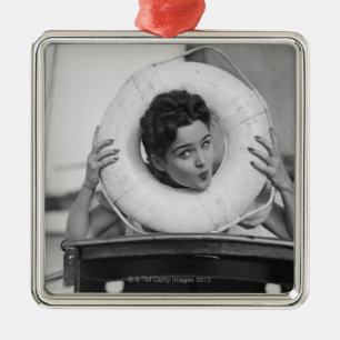 Ornement Carré Argenté Femme posant 3