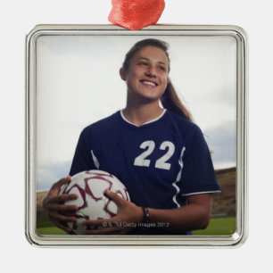 Ornement Carré Argenté footballeur de l'adolescence de fille tenant le