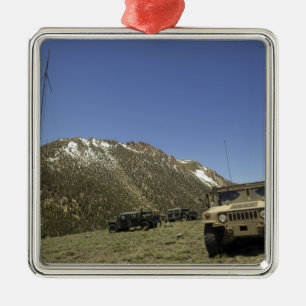 Ornement Carré Argenté Humvee est garé au site de re-transmission