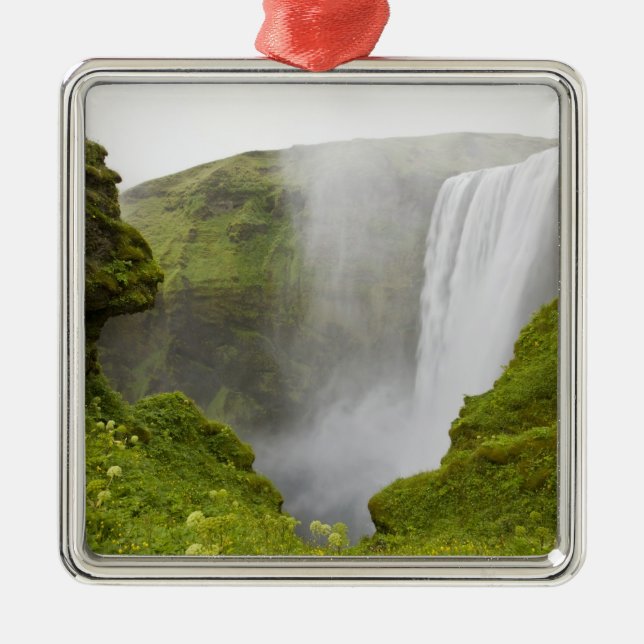 Ornement Carré Argenté Islande. La cascade de Skogarfoss plonge sur un (Devant)