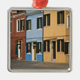 Ornement Carré Argenté Italie, Burano. Rangée colorée de maisons et vid