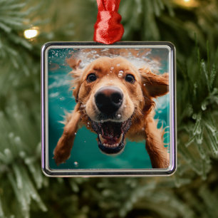 Ornement Carré Argenté Joyeux Golden Retriever nager sous l'eau