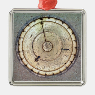 Ornement Carré Argenté La première horloge pilotée par des ressorts avec