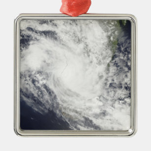 Ornement Carré Argenté Le cyclone tropical Fami plane au-dessus du