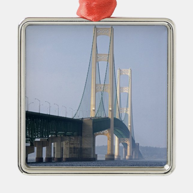 Ornement Carré Argenté Le pont Mackinac qui s'étend sur le détroit de (Devant)