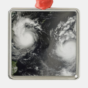 Ornement Carré Argenté Le typhon Saomai et la tempête tropicale Bopha