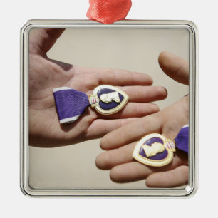 Ornement Carré Argenté Les destinataires de Purple Heart montrent leurs