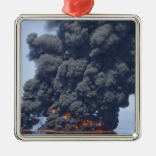 Ornement Carré Argenté Les nuages foncés de la fumée et du feu émergen