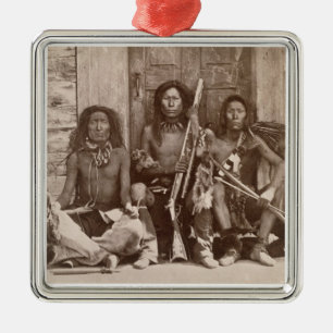 Ornement Carré Argenté L'Indien trois brave, photographié par l'anglais