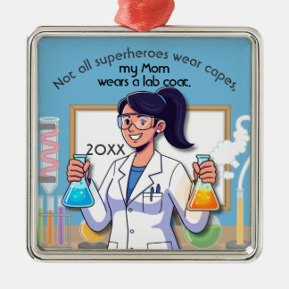 Ornement Carré Argenté Maman en blouse de laboratoire est une superhéroïn