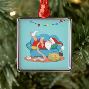 Ornement Carré Argenté Père Noël sur le canapé en pyjama