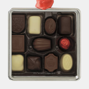 Ornement Carré Argenté plan rapproché d'une boîte de chocolats assortis