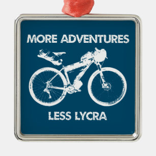 Ornement Carré Argenté Plus d'Aventures Moins Lycra Bikepacking