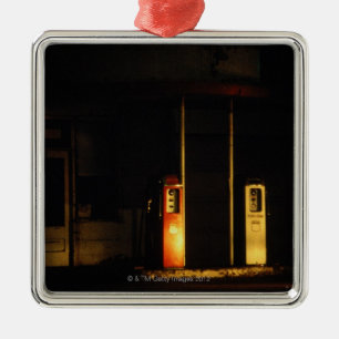 Ornement Carré Argenté Pompes à essence vintages la nuit, énigme, Orég