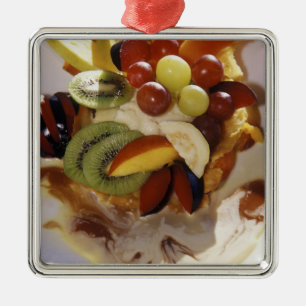 Ornement Carré Argenté Salade de fruits avec de la glace.