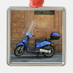 Ornement Carré Argenté Scooteur bleu par le mur rouge, Sienne, Italie