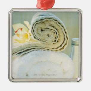 Ornement Carré Argenté Serviettes de spa et fleur tropicale