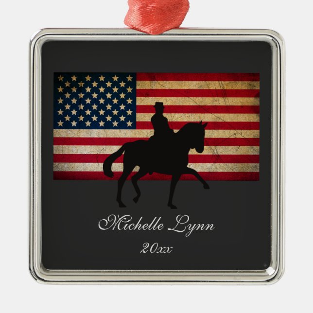 Ornement Carré Argenté Silhouette Dressage Horloge et drapeau américain U (Devant)