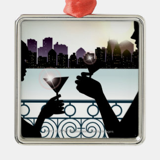 Ornement Carré Argenté Silhouette d'un couple grillant des verres de