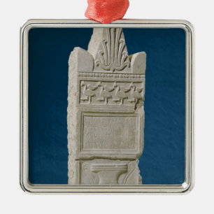 Ornement Carré Argenté Stele votif avec un fronton triangulaire