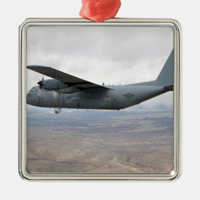 Ornement Carré Argenté Un Hercules C-130 s'envole dans le ciel (Devant)