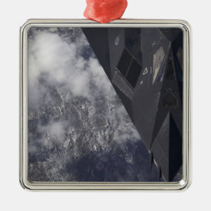 Ornement Carré Argenté Un Nighthawk de F-117A vole haut au-dessus du