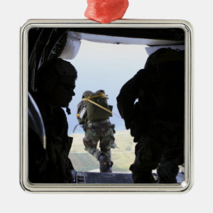 Ornement Carré Argenté Un soldat effectue un saut en ligne statique