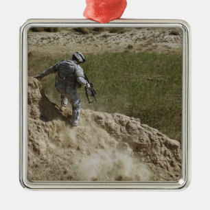 Ornement Carré Argenté Un spécialiste descend