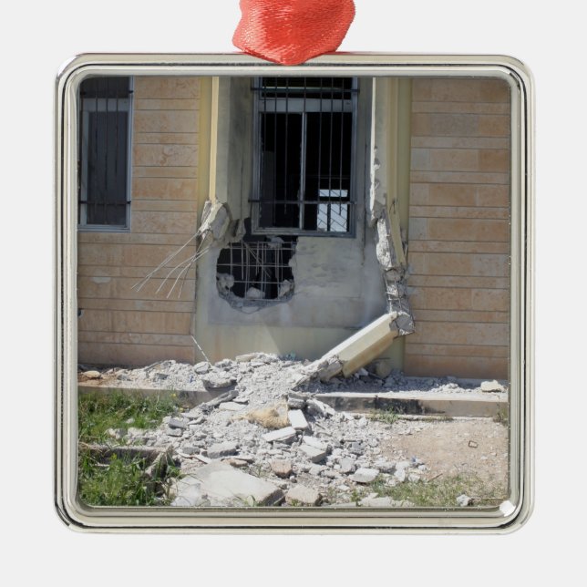 Ornement Carré Argenté Une Grenade propulsée Par Roquette (Devant)