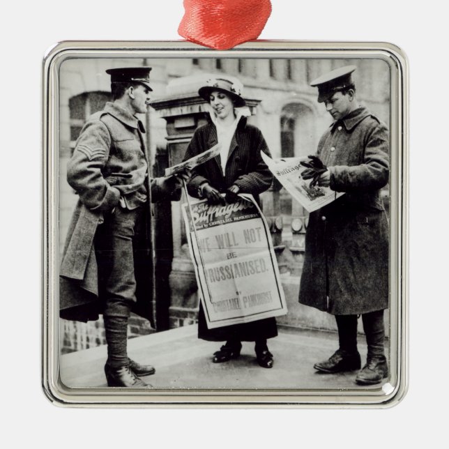 Ornement Carré Argenté Une suffragette vendant des journaux à deux (Devant)