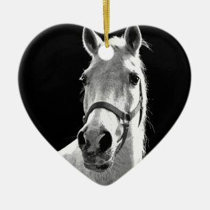 Ornement Cœur En Céramique Gros plan Cheval blanc noir en nuit