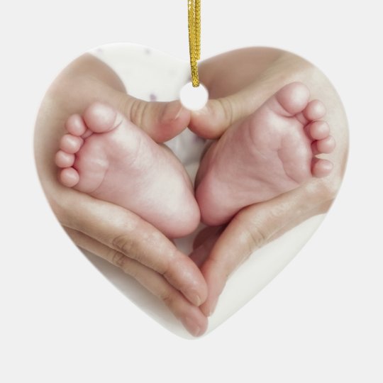 Ornement Cœur En Ceramique Pieds De Bebe Dans Des Mains De Mere Zazzle Ca