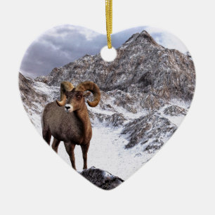 Ornement Cœur En Céramique Un mouflon d'Amérique regarde dans la vallée