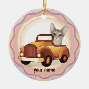 Ornement de chat abyssin conduisant une voiture
