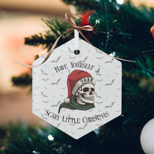 Ornement de Noël en forme de crâne avec un chapeau