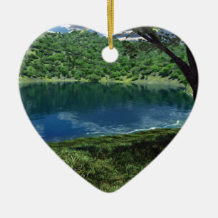 Ornement En Céramique À Côté De L'Ornement Des Eaux Profondes