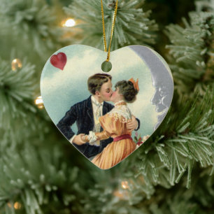 Ornement En Céramique Baiser victorien vintage sur une lune de croissant