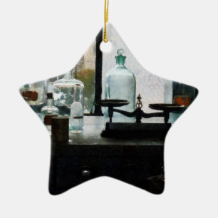 Ornement En Céramique Balance et bouteilles dans un laboratoire de chimi