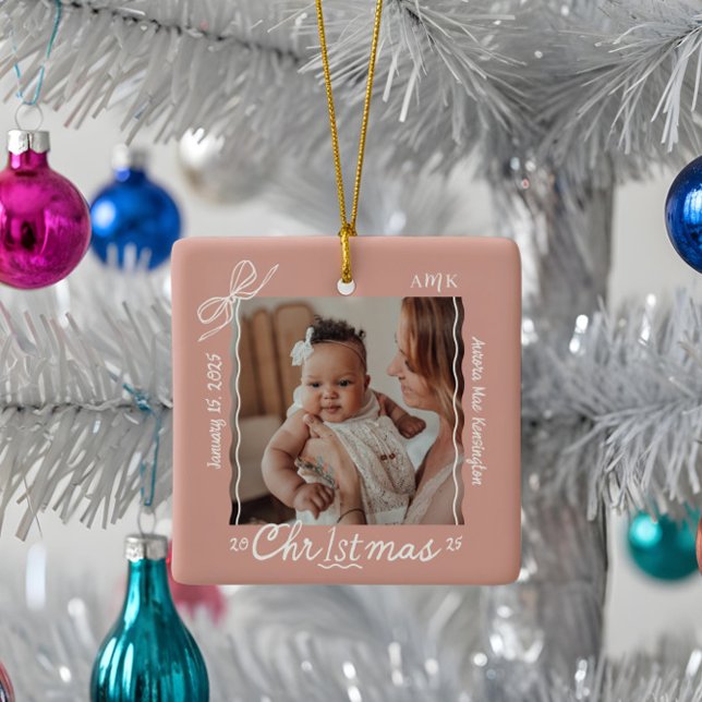 Ornement En Céramique Bébé 1er Noël Mini main dessinée Scribble Bow (Baby 1st Christmas Minimal Hand Drawn Scribble Bow Ceramic Ornament)